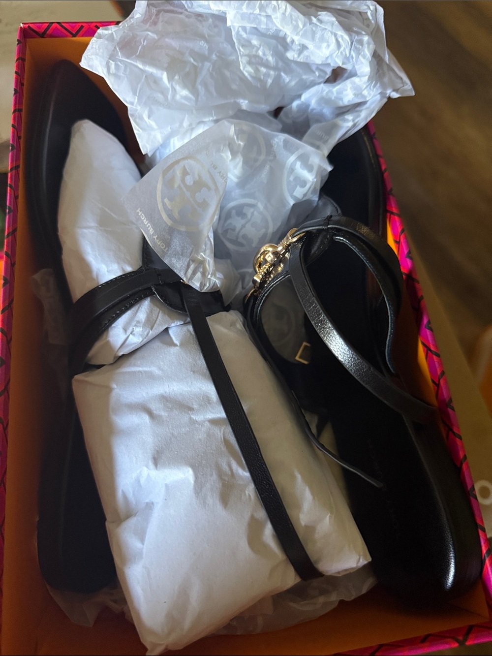 Tory Burch NIB JESSA T-strap black sandal with Gold-Tone Logo Accent